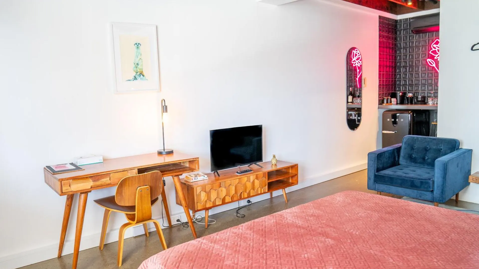 The Pink Hotel Coolangatta Gold Coast 4*,